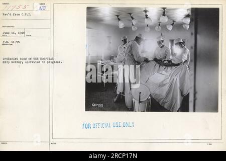 Scena da una sala operatoria sulla nave Mercy durante la prima guerra mondiale. In questa fotografia, è in corso un'operazione chirurgica e il personale medico può essere visto assistere il paziente. Questa immagine è stata scattata il 14 giugno 1918 ed è indicata come soggetto numero 11755." Foto Stock