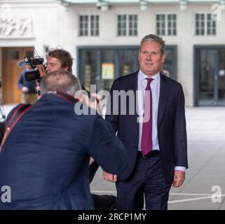 Londra, Inghilterra, Regno Unito. 16 luglio 2023. Il leader del partito laburista KEIR STARMER viene visto fuori dalla BBC Broadcasting House mentre appare domenica con Laura Kuenssberg. (Immagine di credito: © Tayfun salci/ZUMA Press Wire) SOLO USO EDITORIALE! Non per USO commerciale! Crediti: ZUMA Press, Inc./Alamy Live News Foto Stock