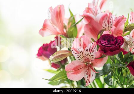 Bouquet di fiori di alstroemeria. Fiori sfondo Alstroemeria. Fiori Alstroemeria. Foto Stock