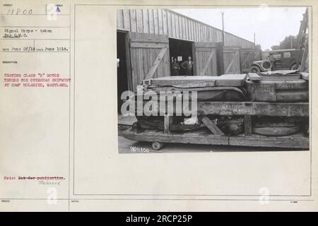 I soldati a Camp Holabird nel Maryland stanno imballando camion di classe B per spedizioni oltreoceano nel giugno 1918. L'immagine mostra un gruppo di soldati che lavorano sui camion, con varie parti come il carburatore, il cruscotto, il collettore di scarico e il parafango visibili. La fotografia è della collezione Signal Corps. Foto Stock