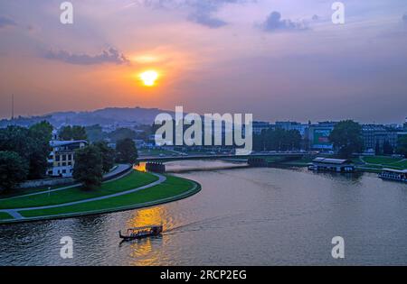 Il tramonto su Cracovia e sul fiume Vistola in Polonia in una serata tranquilla Foto Stock