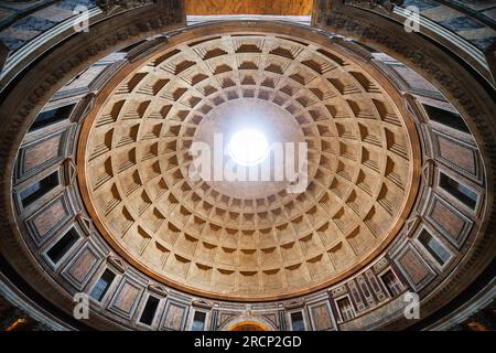 Interno del Pantheon con cupola monumentale a cassettoni con oculus, antico tempio romano e chiesa a Roma, Lazio, Italia. Foto Stock