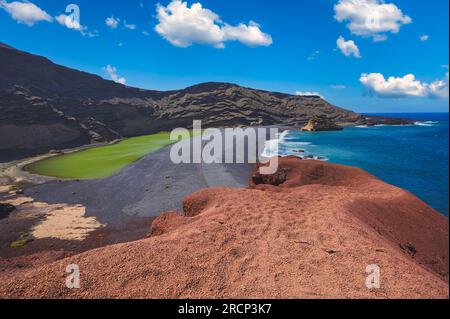 Vista panoramica del lago verde Charco de Los Clicos o Charco Verde, El Golfo, Lanzarote, Spagna Foto Stock
