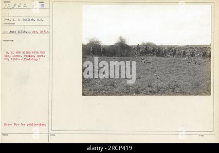 Soldati americani del Signal Corps (S.C.) avanzando durante un esercizio di addestramento a Larne, in Francia. La foto, scattata il 25 aprile 1918, cattura Pvt. J. A. Schlick e i suoi compagni che vanno oltre la cima. La fotografia, etichettata come DESCRIZIONE NUMERO e S.C. GLI UOMINI CHE ANDAVANO OLTRE IL limite, non erano destinati al pubblico rilascio. Foto Stock