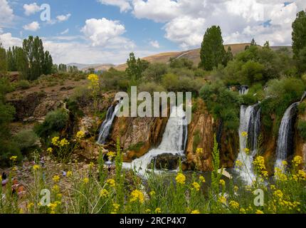 La cascata di Muradiye, che si trova sull'autostrada Van - Dogubeyazit, una meraviglia naturale spesso visitata dai turisti a Van, in Turchia Foto Stock