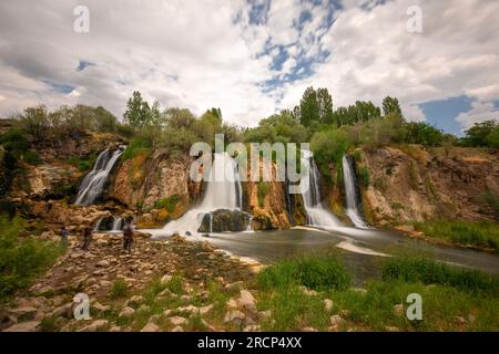 La cascata di Muradiye, che si trova sull'autostrada Van - Dogubeyazit, una meraviglia naturale spesso visitata dai turisti a Van, in Turchia Foto Stock