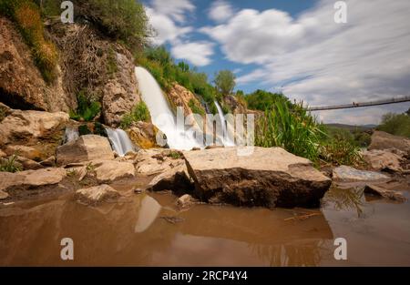 La cascata di Muradiye, che si trova sull'autostrada Van - Dogubeyazit, una meraviglia naturale spesso visitata dai turisti a Van, in Turchia Foto Stock