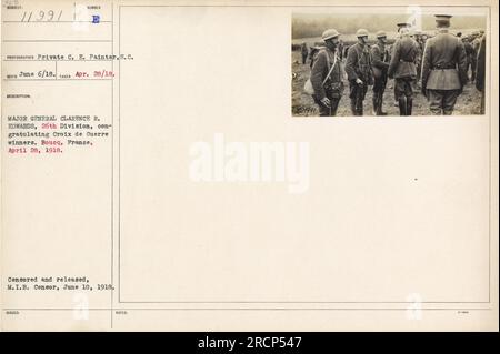 Un gruppo di soldati americani della 26th Division riceve congratulazioni dal maggiore generale Clarence R. Edwards. L'evento si è svolto a Boucq in Francia il 28 aprile 1918. La foto è stata scattata dal privato C. E. Painter e censurata e pubblicata dal M.I.B. Censor il 10 giugno 1918. Numero descrizione: 1199. Foto Stock