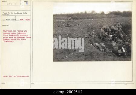 Soldato J.A. Schlick, del Signal Corps, viene visto in un buco insieme ad altri uomini di telefono e piccioni. Le linee telefoniche sono state distrutte, quindi usano piccioni per inviare messaggi. Questa foto è stata scattata durante l'allenamento a Larne, in Francia, il 25 aprile 1918. Nota: Questa immagine non è destinata alla pubblicazione. Foto Stock