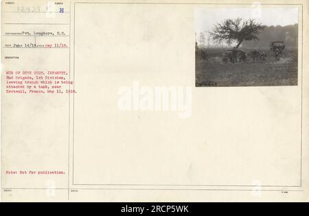 I soldati del 26th Infantry Regiment, 2nd Brigade, 1st Division sono visti lasciare una trincea mentre viene attaccato da un carro armato vicino Breteuil, in Francia, l'11 maggio 1918. La fotografia è stata scattata da Pvt. Longacre e fa parte della collezione di attività militari americane durante la prima guerra mondiale. Foto Stock