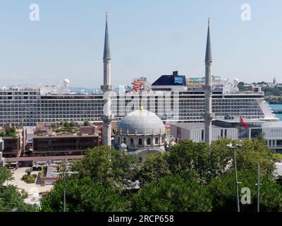 Moschea Nusretiye e una nave da crociera al Galataport di Istanbul insieme a Istanbul Modern, un Museo di arte moderna Turchia Foto Stock