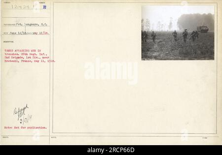 I soldati americani del 26th Regiment of Infantry, 2nd Brigade, 1st Division, sono visti in questa foto scattata nei pressi di Breteuil, in Francia, l'11 maggio 1918. L'immagine mostra carri armati che attaccano uomini in trincee durante la prima guerra mondiale. Questa foto è stata scattata da Pvt. Longacre ed è contrassegnata come non per la pubblicazione. Foto Stock