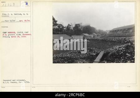 Il soldato J. A. Schlick del Signal Corps è visto in una visione generale di Camp Babcock, noto anche come campo casuale n. 1, a Chaumont, in Francia, il 30 aprile 1918. La foto è stata scattata da un fotografo non identificato. È stato censurato e pubblicato dal M.I.B. censor il 14 giugno 1918. Foto Stock