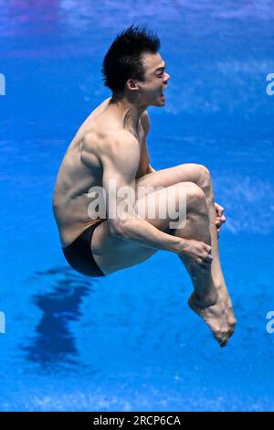 Fukuoka, Giappone. 16 luglio 2023. La cinese Peng Jianfeng gareggia durante la finale maschile del trampolino di lancio di 1 m dei Campionati mondiali di acquacoltura 2023 a Fukuoka, in Giappone, il 16 luglio 2023. Crediti: Xu Chang/Xinhua/Alamy Live News Foto Stock