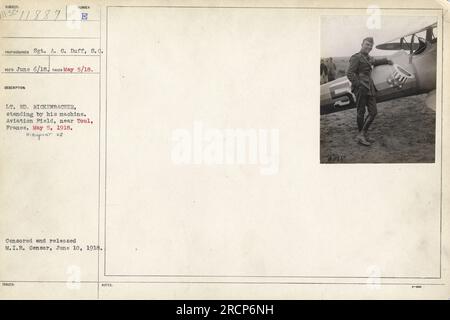 LT. Ed. Rickenbacher in piedi vicino alla sua macchina all'Aviation Field vicino a Toul, in Francia, il 5 maggio 1918. La fotografia lo mostra accanto a un aereo Nieuport 28. L'immagine è stata censurata e pubblicata dal M.I.B Censor il 10 giugno 1918." Foto Stock