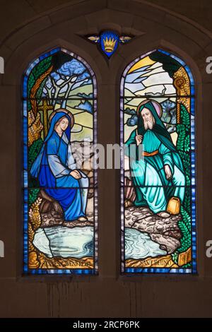 Vetrata Saint Winefride e St Bueno presso il pozzo e il santuario di St Winefride. Holywell, Flintshire, Galles, 25 giugno 2023. 2000S UK HOMER SYKES Foto Stock