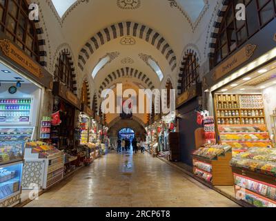 Interno del Bazar delle spezie (Mısır Çarşısı, che significa Bazar egiziano) a Istanbul, Turchia. I negozi vendono anche tè, dolci e delizie durkish. Foto Stock