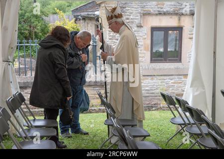 Vescovo cattolico britannico di Wrexham, il reverendo di destra Peter M Brignall. Benedice devoti cattolici al pellegrinaggio del giorno della festa di San Winefride, dopo un servizio ecclesiastico all'aperto in un tendone. Holywell, Flintshire, Galles, 25 giugno 2023. 2000 HOMER SYKES Foto Stock