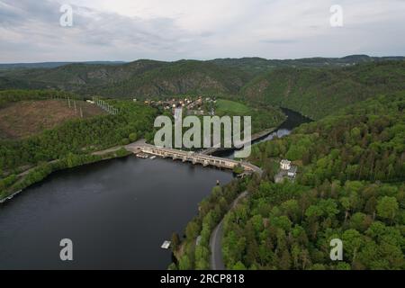 Slapy Reservoir è una diga sul fiume Moldava nella Repubblica Ceca, vicino al villaggio di Slapy. Dispone di una centrale idroelettrica inclusa. Panorama aereo Foto Stock