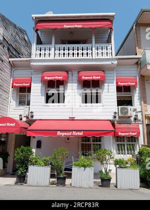 Hotel a tema rosso e bianco ad Anadolu, Istanbul, Turchia Foto Stock