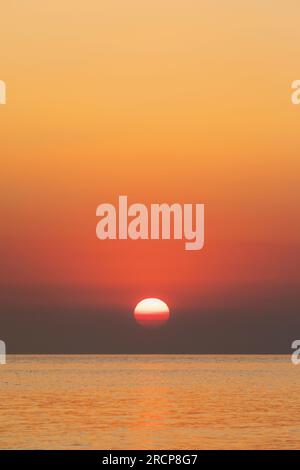 Tramonto sul mare. Foto Stock