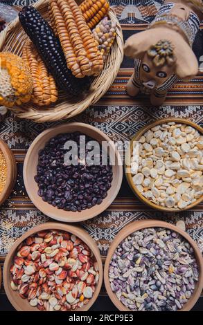 Varie spezie essiccate, cereali andini e cereali in piccole ciotole ed erbe crude, pagamento pachamama, cultura peruviana andina Foto Stock