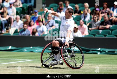 Alfie Hewett in azione contro Tokito Oda durante la finale di singolare dei gentiluomini in sedia a rotelle il giorno quattordicesimo dei Campionati di Wimbledon 2023 all'All England Lawn Tennis and Croquet Club di Wimbledon. Data foto: Domenica 16 luglio 2023. Foto Stock