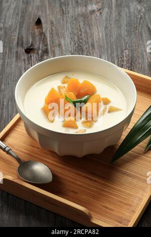 Latte di cocco Stewed Pumpkin o Kolak Labu o Buak Phak Tong. Dessert Tailandese e Indonesiano. Foto Stock