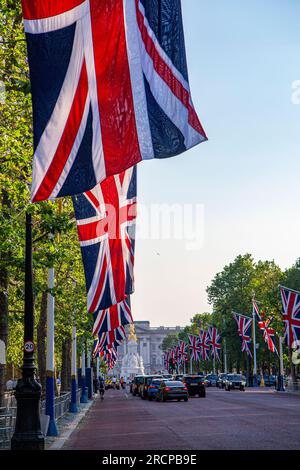 Pall Mall decorato con bandiere Union per l'incoronazione di re Carlo Foto Stock