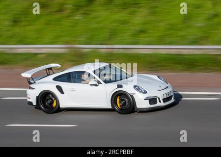 2016 White Porsche 911 GT3 RS S-A; viaggia a velocità sostenuta sull'autostrada M6 a Greater Manchester, Regno Unito Foto Stock