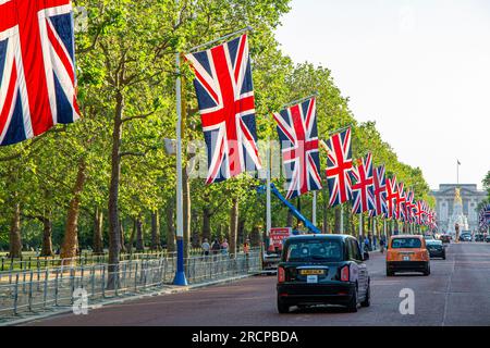 Pall Mall decorato con bandiere Union per l'incoronazione di re Carlo Foto Stock