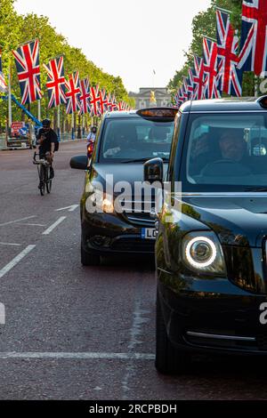 Pall Mall decorato con bandiere Union per l'incoronazione di re Carlo Foto Stock