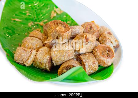 Fustellato di involtini di carne di granchio fritti su bianco isolato. Foto Stock