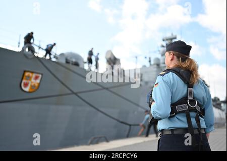 Wilhelmshaven, Germania. 16 luglio 2023. Una soldato donna della marina guarda il molo della fregata alla base navale di Heppenser Groden. La fregata "Meclemburgo-Vorpommern" ritorna dal dispiegamento NATO. Durante i suoi sei mesi di dispiegamento, la fregata era in esercitazioni multinazionali nel Mare del Nord e nell'Artico insieme all'unità portaerei della portaerei americana "USS Gerald Ford". Crediti: Lars Penning/dpa/Alamy Live News Foto Stock