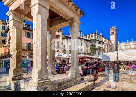 VERONA, ITALIA - 10 FEBBRAIO 2018: Piazza del mercato in Piazza delle Erbe, città di Verona Foto Stock