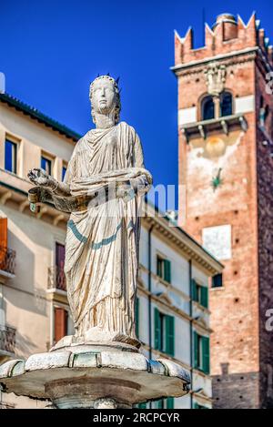 Statua sulla Fontana di Madonna e torre del Gardello a Verona, Italia Foto Stock