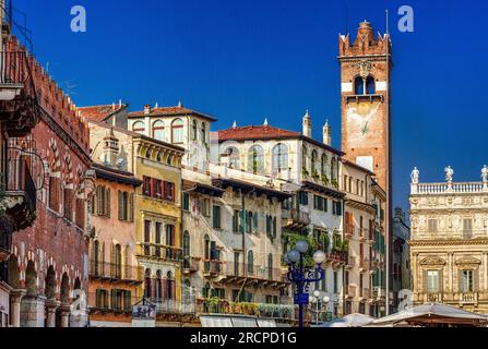 VERONA, ITALIA - 10 FEBBRAIO 2018: Torre del Gardello in piazza del mercato - Piazza delle Erbe Foto Stock