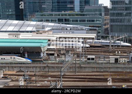 Tokyo, Giappone-aprile 2023; vista ad alto angolo sui binari ferroviari della stazione di Tokyo appena fuori dal terminal principale con un certo numero di Shinkansen ad alta velocità Foto Stock