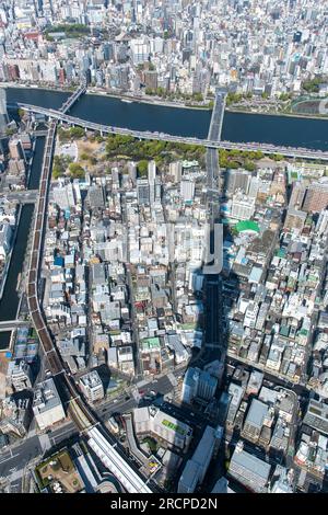 Tokyo, Giappone-aprile 2023; vista aerea dei quartieri di Sumida e Taito City lungo il fiume Sumida con vista sulle aree residenziali e commerciali Foto Stock