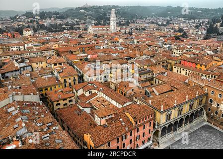 VERONA, ITALIA - 10 FEBBRAIO 2018: Tetti rossi di vecchi edifici nella città storica di Verona Foto Stock