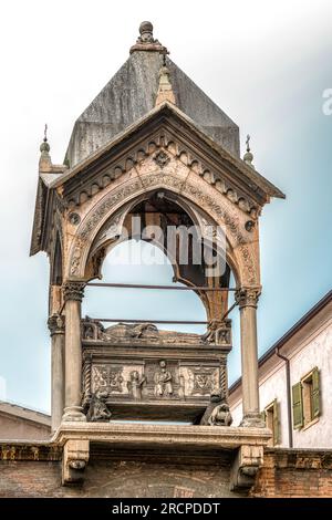 VERONA, 10 FEBBRAIO 2018: Monumento funebre di Guglielmo di Castelbarco, Tombe scaligere - Tombe scaligere Foto Stock