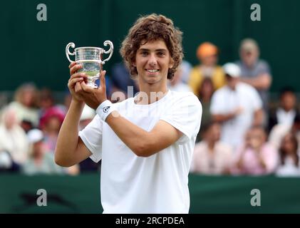 Mark Ceban festeggia con il trofeo dopo la finale di singolare Boys 14 & Under il giorno quattordicesimo dei Campionati di Wimbledon 2023 presso l'All England Lawn Tennis and Croquet Club di Wimbledon. Data foto: Domenica 16 luglio 2023. Foto Stock