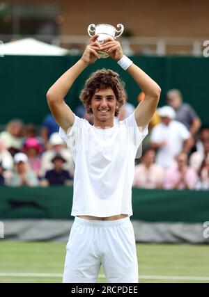 Mark Ceban festeggia con il trofeo dopo la finale di singolare Boys 14 & Under il giorno quattordicesimo dei Campionati di Wimbledon 2023 presso l'All England Lawn Tennis and Croquet Club di Wimbledon. Data foto: Domenica 16 luglio 2023. Foto Stock