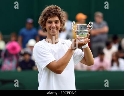 Mark Ceban festeggia con il trofeo dopo la finale di singolare Boys 14 & Under il giorno quattordicesimo dei Campionati di Wimbledon 2023 presso l'All England Lawn Tennis and Croquet Club di Wimbledon. Data foto: Domenica 16 luglio 2023. Foto Stock