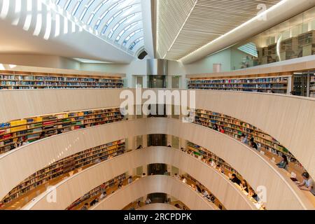 Zurigo, Svizzera-27 maggio 2023; studenti dell'Università di Zurigo in biblioteca dell'Istituto di giurisprudenza in un atrio curvo in legno ricoperto da un vetro di Spani Foto Stock