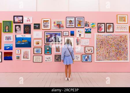 EDITORIALE USE ONLY Daisy di 13 anni vede opere dal quinto Young Artists' Summer Show annuale alla Royal Academy of Arts di Londra, che apre al pubblico nel Clore Learning Centre e online da martedì 18 luglio. Data foto: Domenica 16 luglio 2023. Lo spettacolo si svolge fino a domenica 13 agosto e mostra una selezione di opere di giovani artisti di 4-19 anni provenienti da tutto il Regno Unito, scelte da una giuria tra cui gli accademici reali e gli studenti della RA Schools. Quest'anno sono pervenute oltre 21.200 iscrizioni da 3.459 scuole registrate. Il credito fotografico dovrebbe leggere: David Parry/PA Wire Foto Stock