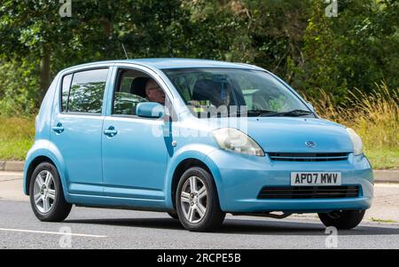 Milton Keynes, Regno Unito - 16 luglio 2023: 2007 auto blu DAIHATSU SIRION che guida su una strada inglese Foto Stock