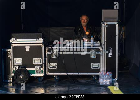 Kaiserslautern, Germania. 15 luglio 2023. CIE Tecnico Luc Amoros che prepara lo spettacolo dal vivo "Gauguin's Turtle". Tre giorni di spettacoli teatrali e musicali di strada forniti da 200 artisti internazionali nel centro della città di Kaiserslautern - giorno 2. Credito: Gustav Zygmund/Alamy News Foto Stock