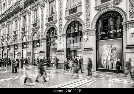 Milano, Italia - 13 aprile 2018: Persone che camminano nel centro commerciale interno Galleria Vittorio Emanueke II Foto Stock