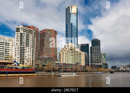 Melbourne, Australia - 28 settembre 2010: Melbourne City southbank. Edifici, caffetterie e centri commerciali sul lato sud del fiume Yarra. Foto Stock